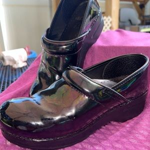 DANSKO PRO PETROL PATERN CLOGS   SZ 38